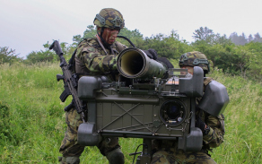 Příprava kompletu RBS-70 v palebném postavení.