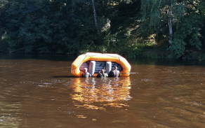 Cvičili například i to, co dělat, když se převrhne raft. Nejdříve na klidné vodě.