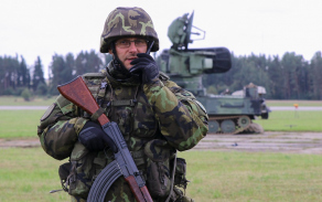 Velitel strážní jednotky podává hlášení o splnění úkolu.