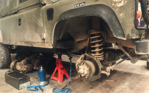 Vozidlo landrover po vyjmutí převodovky.