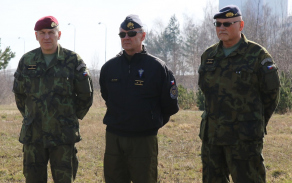 Ukázkového dne na cvičení Safeguard Temelín se zúčastnili brigádní generál Miroslav Hlaváč, generálmajor Jiří Verner a generálmajor Jaromír Alan (zleva).