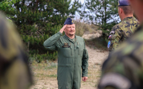 Vojáky při střelbách v Polsku navštívil velitel Vzdušných sil generálmajor Petr Mikulenka.