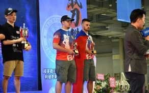 Ladislav Zekucia a Jiří Hoffman (zleva) vybojovali na mistrovství světa v airsoftu skvělé třetí místo.