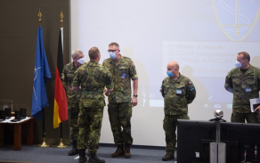 Vedoucí české delegace podplukovník Jaroslav Sekanina předal při konferenci pamětní mince aliančním partnerům, kteří se v minulosti podíleli na průběhu cvičení Tobruq Legacy.