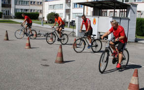 Disciplínu, ve které se soutěžilo o nejpomalejší jízdu na kole, si vyzkoušeli i strakoničtí tělocvikáři, kteří sportovní hry připravili.