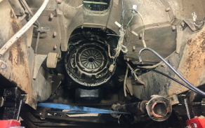 Podvozek vozidla landrover – pohled na spojku.