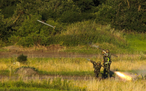 Vojáci při střelbě z protiletadlových raketových kompletů S-2M. 