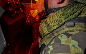 Vojáci mohou s protiletadlovým kompletem RBS-70 působit i za tmy díky speciálnímu zařízení pro noční vidění.
