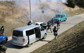 Příslušníci Policie ČR předvedli zásah proti podezřelým osobám. 