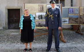 Ředitelka Muzea středního Pootaví Ivana Říhová a zástupce velitele 25. protiletadlového raketového pluku plukovník Jaroslav Daverný přivítali návštěvníky na strakonickém hradě. 