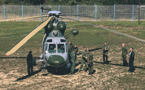 Náčelníka Generálního štábu AČR generálporučíka Aleše Opatu přivítal na půdě strakonického útvaru velitel plukovník Ján Sedliačik. 