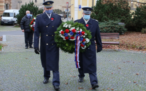 Velitel strakonického útvaru plukovník Jaroslav Ackermann a vrchní praporčík útvaru nadpraporčík Zdeněk Chvosta položili věnec k památníku Na Dubovci.