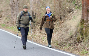 Účastníci dálkového pochodu Military Death March.