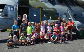 Děti z prvního turnusu si prohlédly vrtulník Mi-17. 