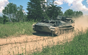 Osádky bojových vozidel S-10M2D cvičily na vojenském cvičišti Oldřichov u Písku.