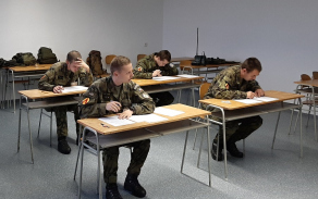 V první teoretické části čekal vojáky písemný test.