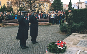 Velitel útvaru plukovník Ján Sedliačik a vrchní praporčík nadpraporčík Josef Peterka uctili památku válečných veteránů