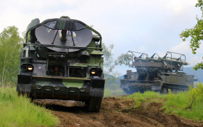 Hlavní části protiletadlového raketového systému 2K12 KUB – řídící a naváděcí radiolokátor a odpalovací zařízení s raketami.
