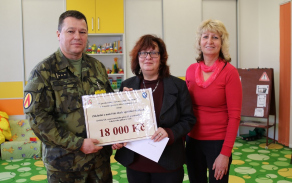 Plukovník Ján Sedliačik předal výtěžek sbírky do rukou Martiny Košťálové a Marie Havelkové.