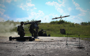 Čeští vojáci při střelbě z protiletadlového raketového kompletu RBS-70.