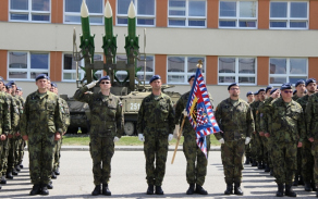 Vojáci vzdávají poctu během státní hymny. 
