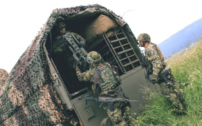 Vyložení jednotlivých součástí zbraňového systému RBS-70 z vozidla. 
