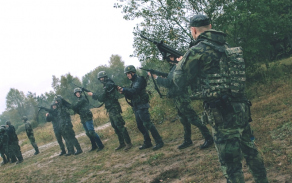 Učili se, jak manipulovat s útočnou puškou CZ 805 BREN. 