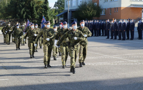 Slavnostní ceremoniál byl zahájen přinesením bojových praporů.