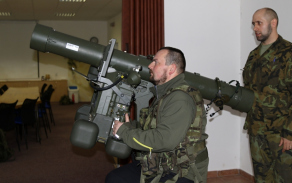 Účastníci si na trenažéru protiletadlového raketového kompletu RBS-70 vyzkoušeli, jak probíhá zachytávání a cvičné sestřelování nepřátelských vzdušných cílů.