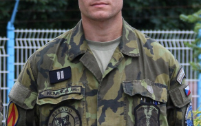 Je držitelem osvědčení pro instruktora boje zblízka druhého stupně.