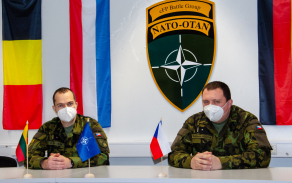 Velitel druhého úkolového uskupení major Rostislav Růžička při předání operačního úkolu z rukou svého předchůdce majora Romana Dvořáka