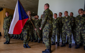 Velitelka 3. úkolového uskupení předává českou vlajku vrchnímu praporčíkovi.