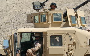 Vojáci 2. kontingentu AČR se v Afghánistánu přepravovali nejčastěji ve vozidlech Humvee. 