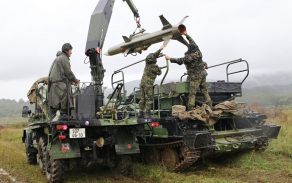 Nabíjení odpalovacího zařízení raketami.