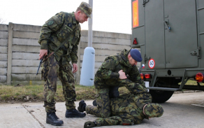 Zkušenosti aktivním záložníkům předávali strakoničtí vojáci.
