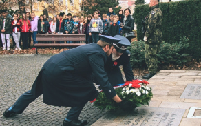 Pietní akt byl zahájen položením věnců k památníku