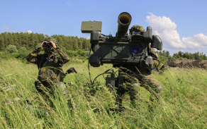 Hlavní zbraní jednotky je protiletadlový raketový komplet RBS-70.