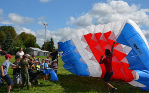 Členové strakonického aeroklubu předvedli dětem padáky.