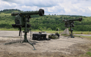 Novější komplet RBS-70NG (vlevo) versus předchozí generace RBS-70. Přestože na první pohled vypadají téměř stejně, novější komplety mají řadu výhod.