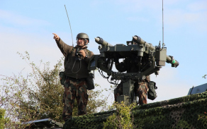 Maďarští vojáci s protiletadlovým raketovým kompletem MISTRAL.