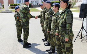 Plukovník Jaroslav Daverný předal vojákům odznaky třídnosti. 