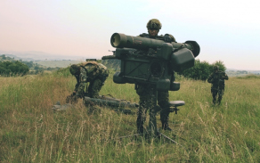 Sestavení přenosného protiletadlového raketového kompletu RBS-70. 