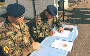 Podplukovníci Vlastimil Hujer a Alan Dubový (zleva) podepsali předávací protokol.