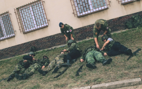 Procvičovali aplikaci turniketu, který slouží k zastavění masivního končetinového krvácení. 
