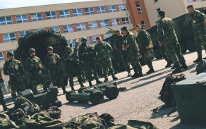 Generál Opata si prohlédl vybavení družstva, vyzbrojeného protiletadlovým raketovým kompletem RBS-70. 