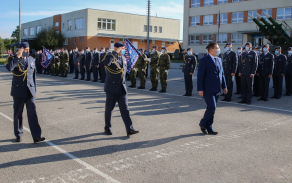 Náměstek Lubor Koudelka, v doprovodu generálmajora Jaromíra Alana a plukovníka Jaroslava Ackermanna, během přehlídky nastoupených jednotek.