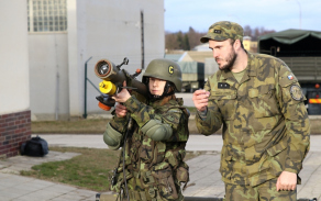 Zkusili si také pomocí simulátoru ovládat protiletadlový raketový komplet S-2M.