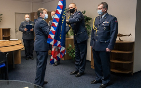 Plukovník Jaroslav Ackermann předal bojový prapor do rukou velitele Vzdušných sil AČR generálmajora Petra Mikulenky.