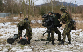 Převedení protiletadlového raketového kompletu RBS-70NG do bojové polohy.
