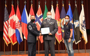 Předání certifikátu o absolvování kurzu.
